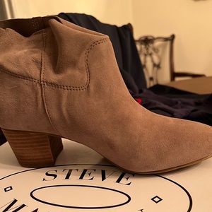 NEVER WORN Tan Steve Madden Booties